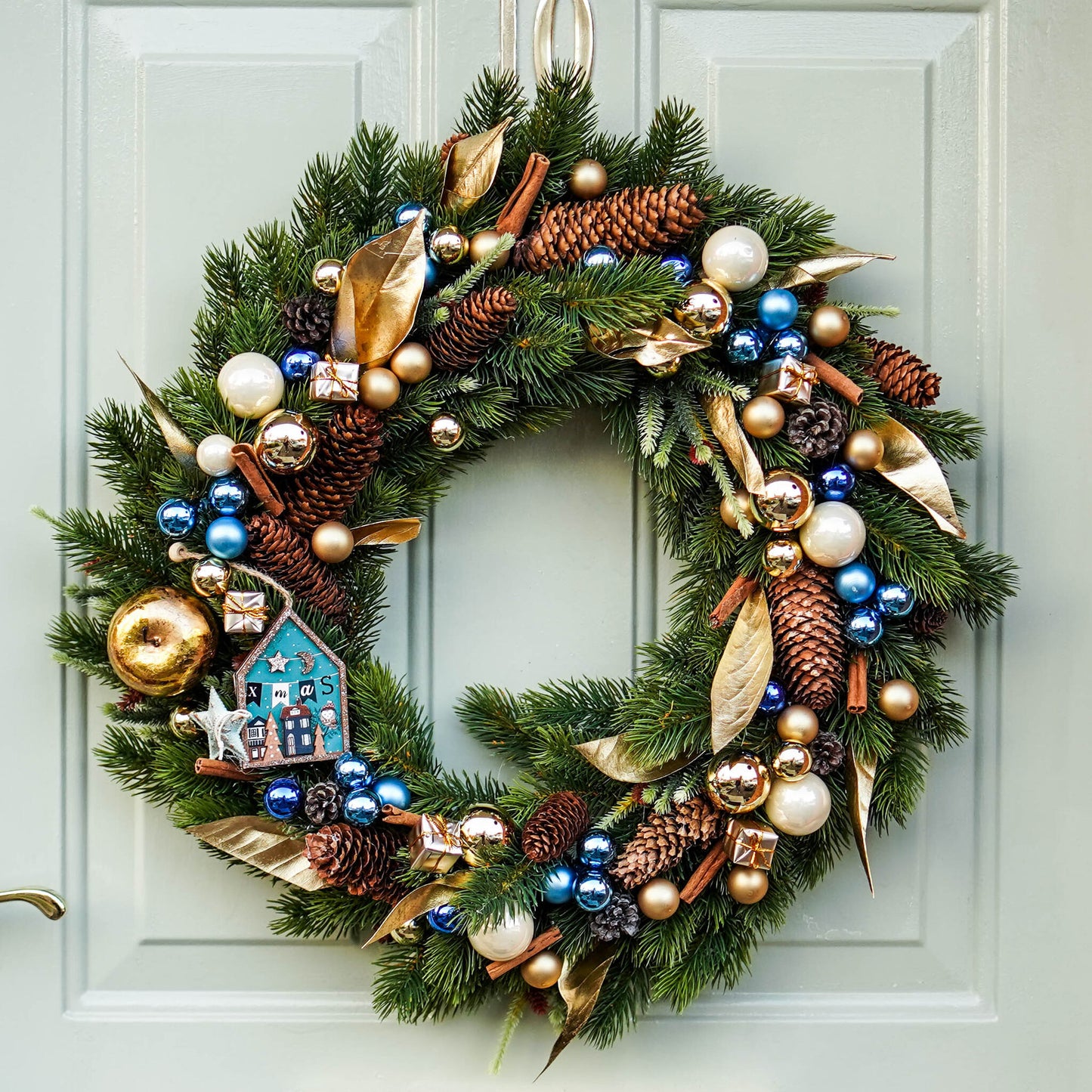 Cold in December | Christmas wreath with gold & blue accessories