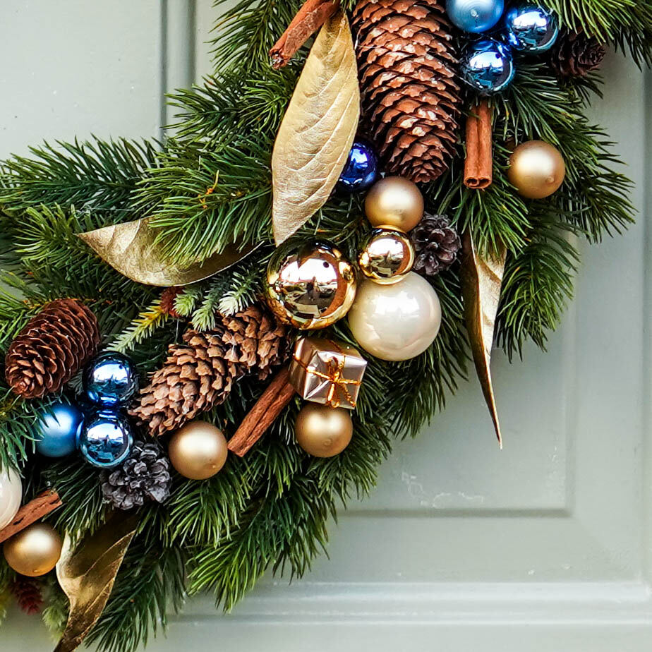Cold in December | Christmas wreath with gold & blue accessories