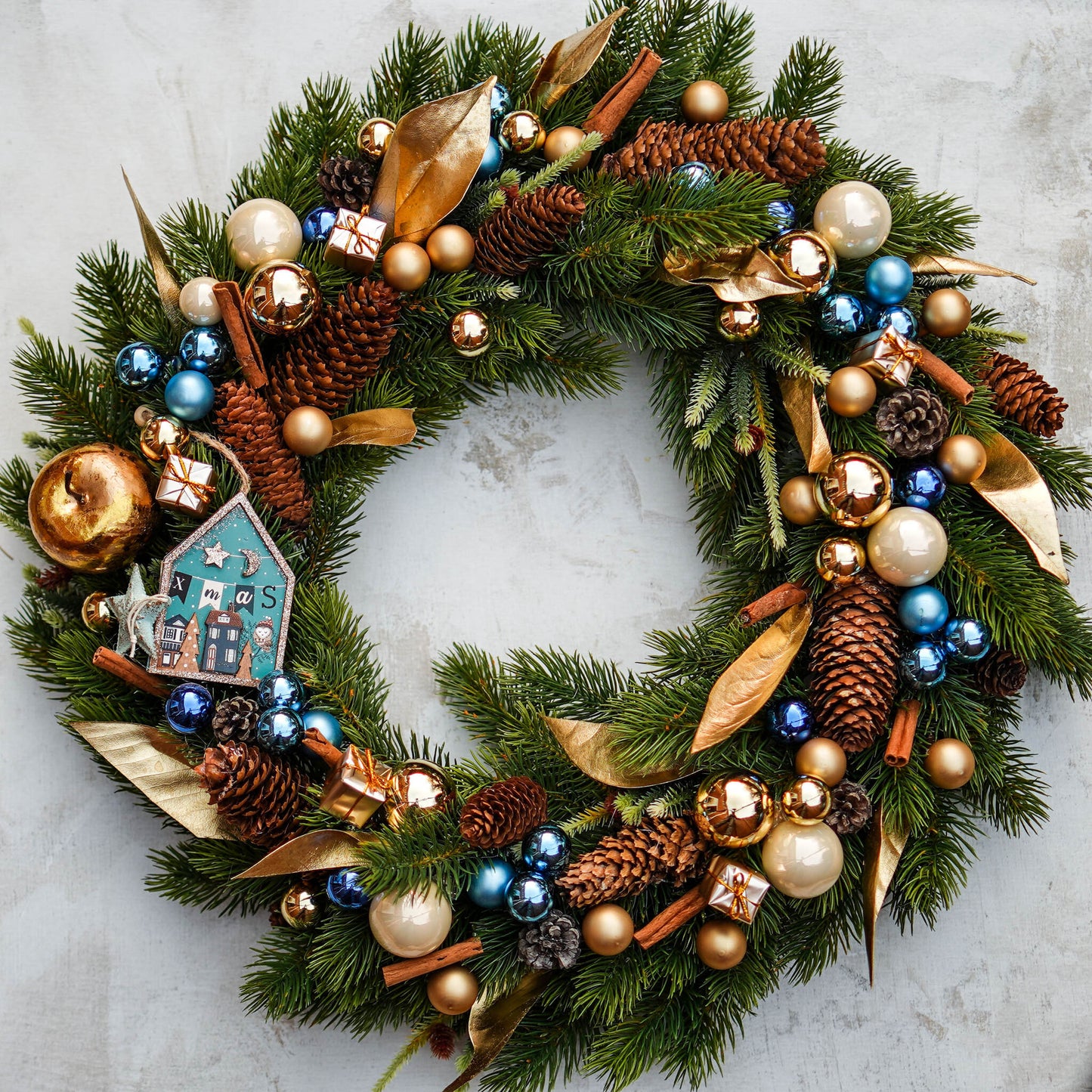 Cold in December | Christmas wreath with gold & blue accessories