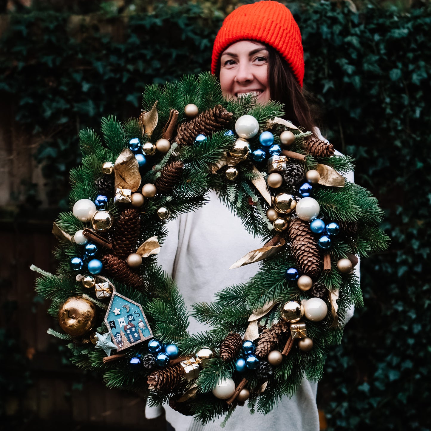 Cold in December | Christmas wreath with gold & blue accessories