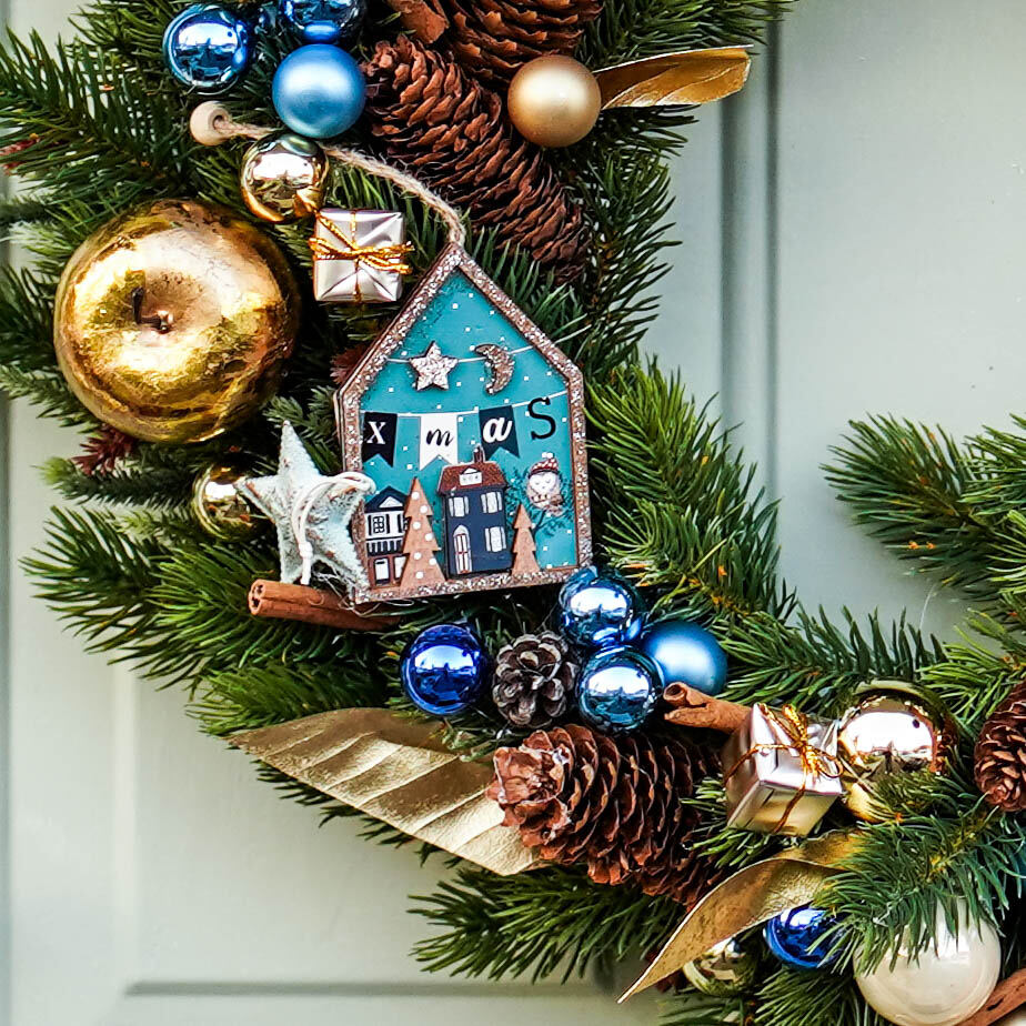 Cold in December | Christmas wreath with gold & blue accessories